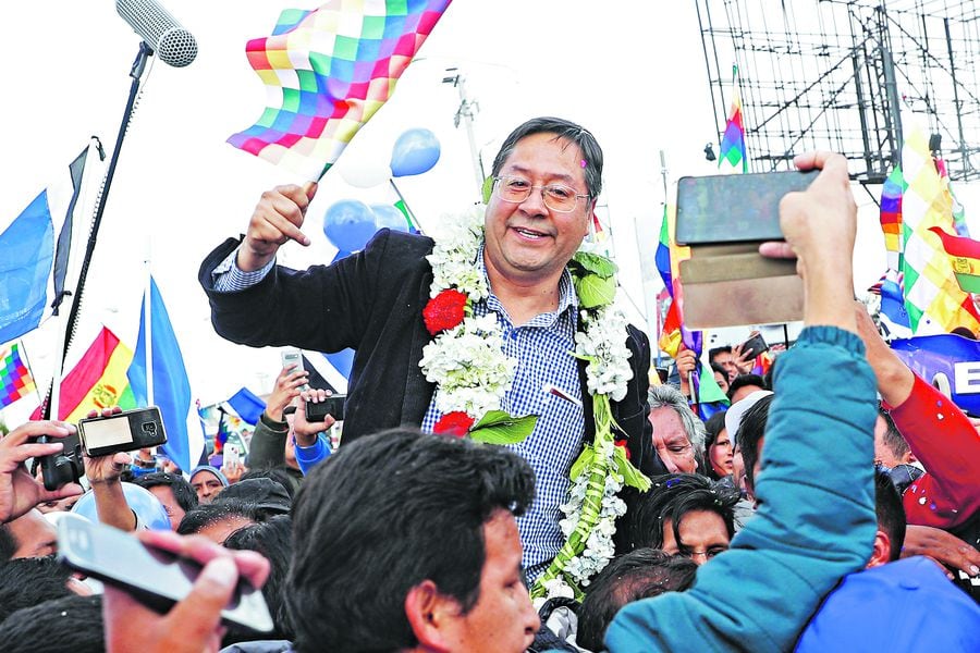 Luis Arce junto sus simpatizantes en el aeropuerto de El Alto, en enero pasado.