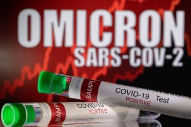 Estos son los cinco principales síntomas de Ómicron; variante prospera en las vías respiratorias, no en los pulmones y Chile es el país mejor preparado del mundo para enfrentarla: tres cosas que aprendimos del coronavirus esta semana