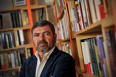 Fiscalía rechaza salida alternativa a Carlos Ruiz y tribunal levanta prohibición de acercarse a su víctima tras denuncia de violencia intrafamiliar