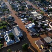 Aumentan a 136 los muertos por las inundaciones en el sur de Brasil