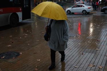 Rodados, desvíos de tránsito y miles de clientes sin luz: los efectos de las intensas lluvias en la Región Metropolitana