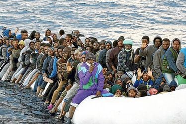 Migrantes y refugiados esperan ser rescatados por la ONG española Proactiva Open Arms, en el Mar Mediterráneo, el 3 de febrero. foto: ap