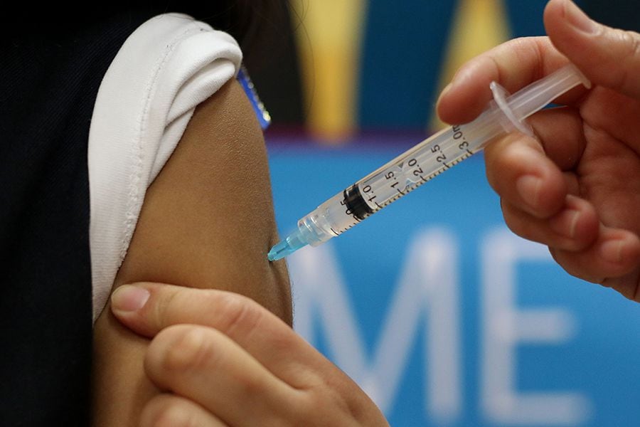 Primera vacunación de niños para prevenir el virus del papiloma humano