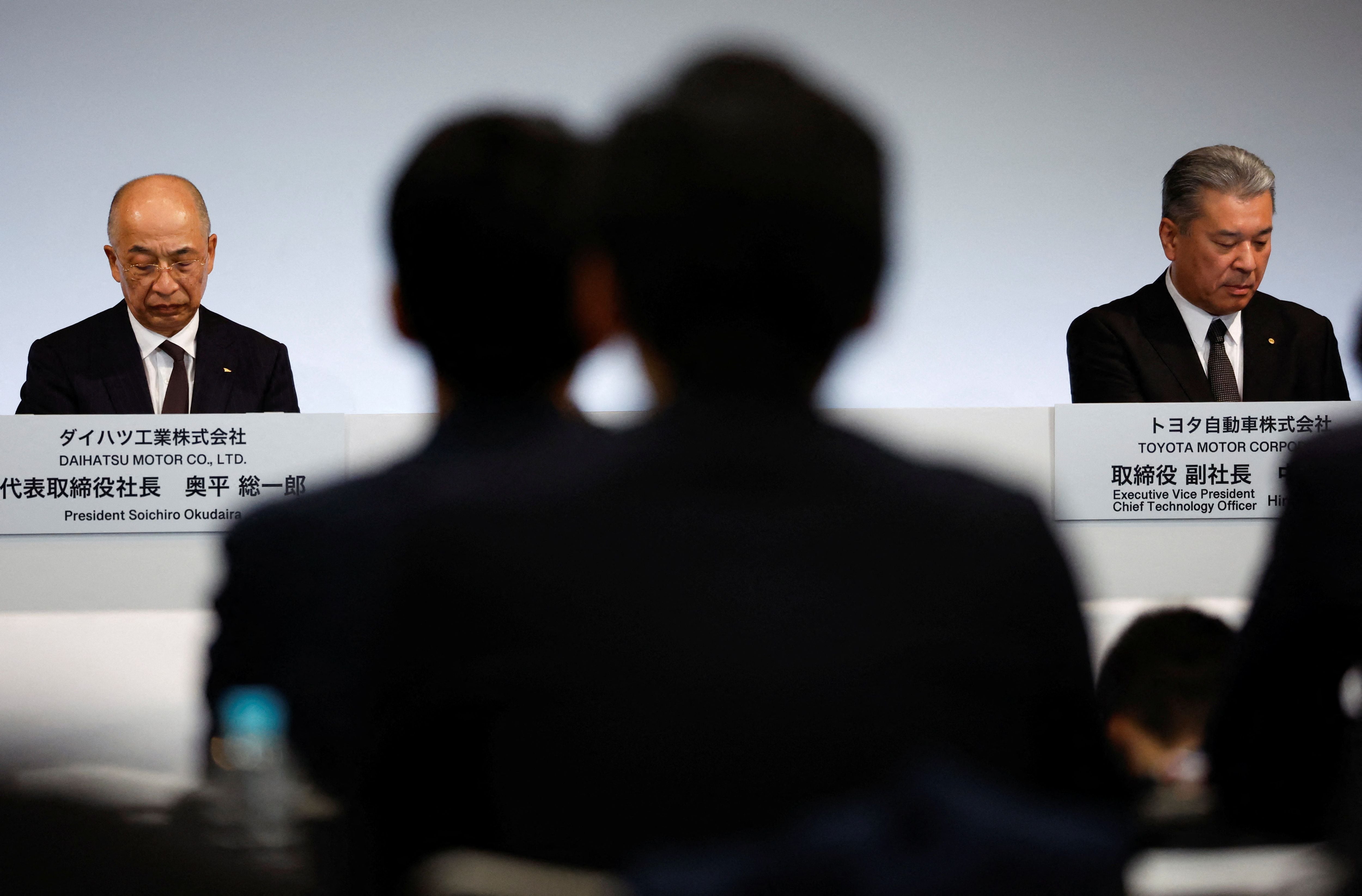 Presidente de Daihatsu Motor Soichiro Okudaira y el Vice Presidente Ejecutivo de Toyota Motor, Hiroki Nakajima. REUTERS/Issei Kato