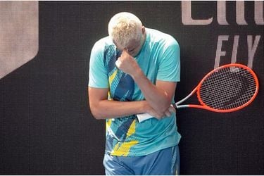 “Levántate, perro”: tenista Bernard Tomic recibe una brutal paliza en Australia
