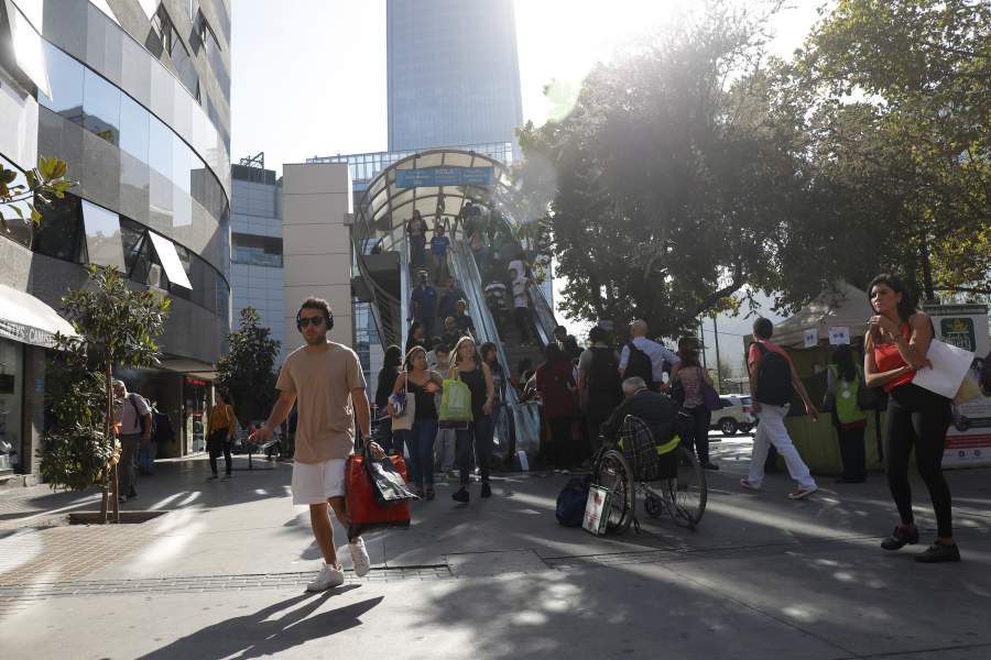 Municipalidad de Providencia prohibe comercio ambulante a las afueras del mall Costanera Center