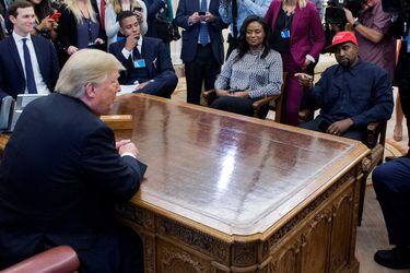 Trump recibe a Kanye West para debatir cómo prevenir la violencia de pandillas y la reforma del sistema penitenciario