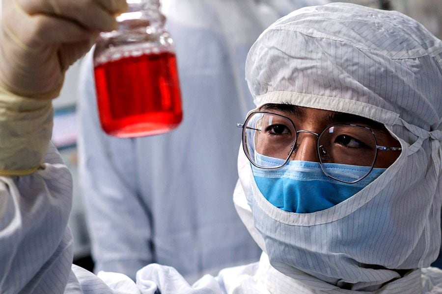 Es “factible” que el covid-19, inicio en un laboratorio chino EE.UU. acusa a China de fabricar el Sars-Cov2 en un laboratorio: ¿Se puede crear un virus? - La Tercera