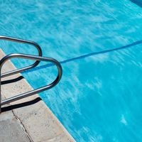 Todo lo que necesitas saber (y tener) para mantener limpia el agua de tu piscina