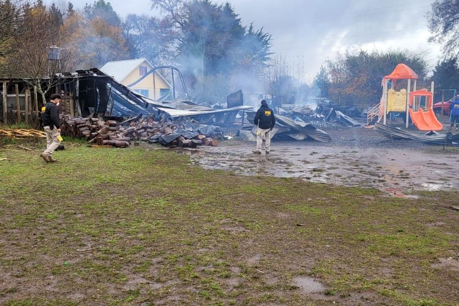 Una escuela rural de la comuna de Victoria fue incendiada por encapuchados.