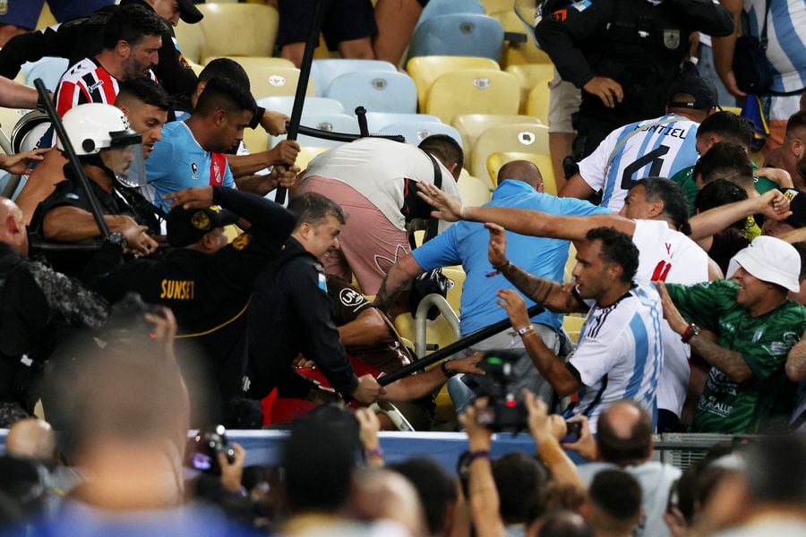 Escndalo en Brasil Argentina se va de la cancha tras graves incidentes en  las tribunas del Maracan - La Tercera