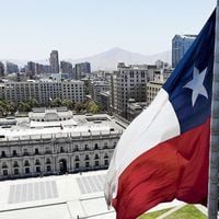 Activos internalizaban recorte en nota soberana de Chile, pero mercado ve un llamado de alerta 