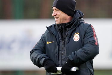 Fatih Terim durante entrenamiento en Galatasaray.