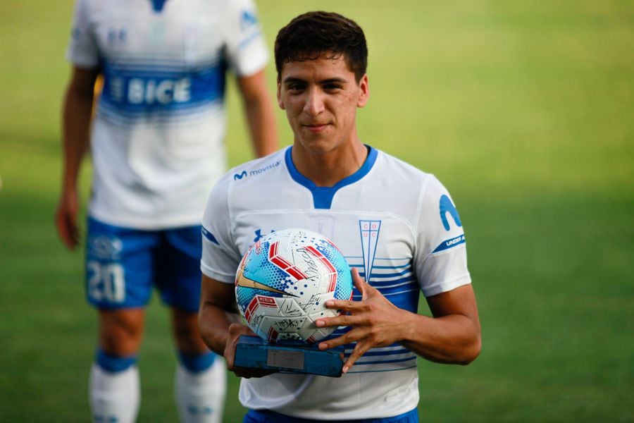 Marcelino Núñez es premiado en San Carlos de Apoquindo, por haber anotado su primer gol con la UC en el Torneo Nacional, ante Huachipato.