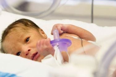 Crean chupete inteligente para monitorear la salud de recién nacidos