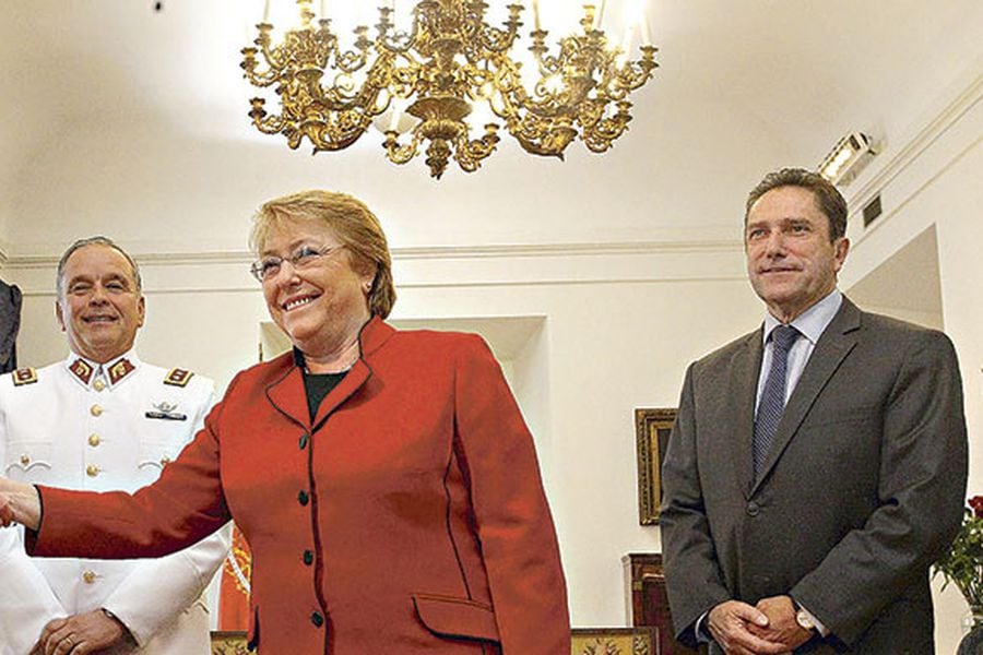El general Ricardo Martínez junto a la Presidenta Bachelet, en La Moneda, además del general Humberto Oviedo y el ministro de Defensa, José Antonio Gómez.