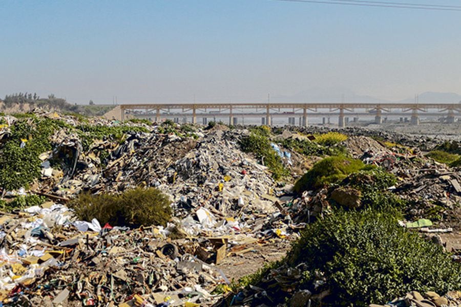 vertederos. El río Maipo mantiene desechos en sus bordes.