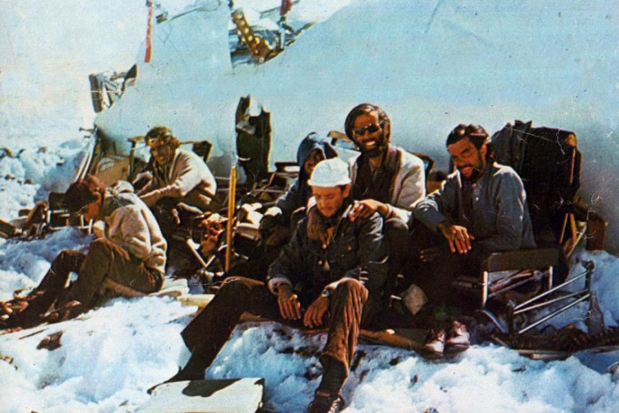 J. A. Bayona dirigirá una película sobre el equipo de rugby uruguayo que se  estrelló en la Cordillera de los Andes en 1972 - La Tercera