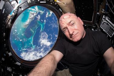 ISS-44_Scott_Kelly_seen_inside_the_Cupola ok