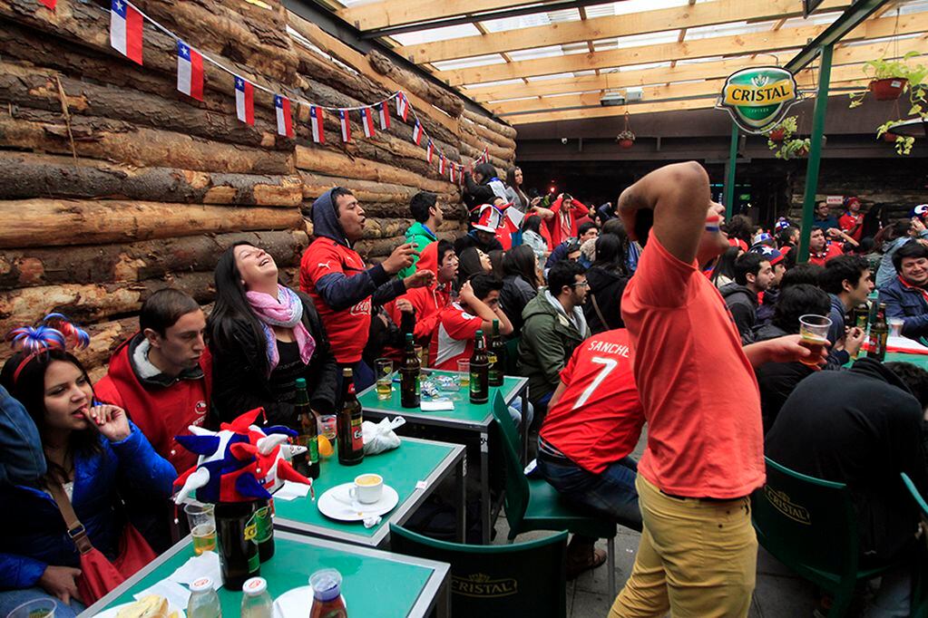 4 de Julio del 2014/CONCEPCION
Jovenes disfrutan en un bar en el centro de Concepcion, durante la previa de la final de Copa America 2015 entre Chile y Argentina.
FOTO: JUAN GONZALEZ/AGENCIAUNO
