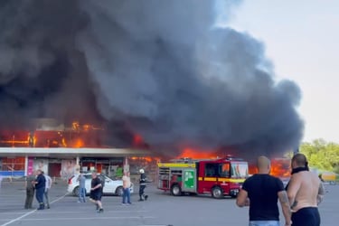 Rusia ataca un centro comercial con más de mil personas en la localidad ucraniana de Kremenchuk