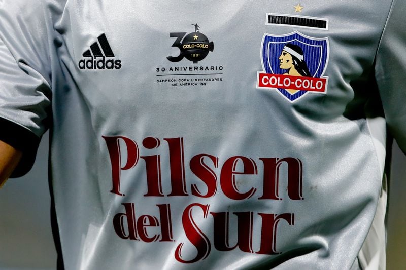 La camiseta conmemorativa de Colo Colo por los 30 años de la Copa Libertadores. FOTO: Agencia Uno.