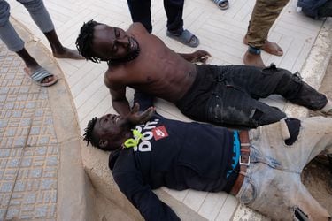Mueren 18 migrantes africanos en estampida para entrar a enclave español de Melilla