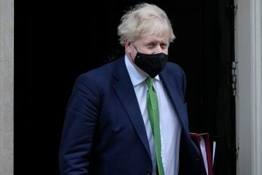 Boris Johnson asegura que no dimitirá pese a rebelión interna en su partido por las fiestas en Downing Street