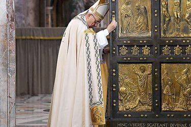 pope-francis-closes-the-holy-door-to-mark-t-35689650