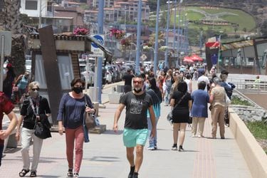 Chilenos ahora podrán andar sin mascarilla en la calle en todo el país