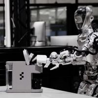 Presentan el primer robot humanoide impulsado por inteligencia artificial capaz de servir café