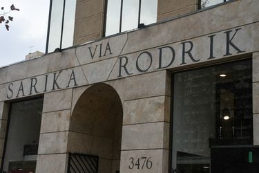 Asalto y balacera en Las Condes: delincuentes robaron tienda de lujo Sarika Rodrik y dispararon en plena vía pública
