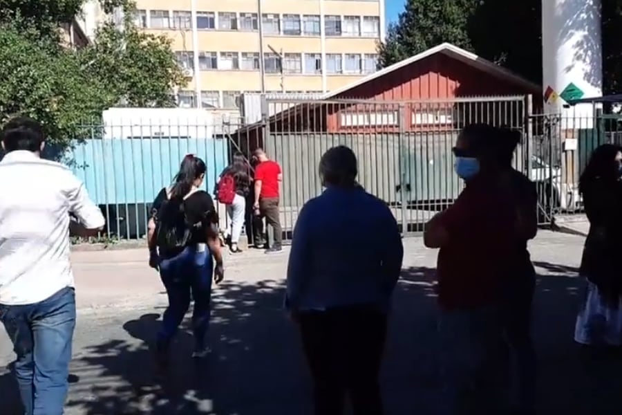 Las familias de ambas personas fallecidas se han acercado al frontis de la morgue del Hospital de Linares. Captura Canal 5 de Linares.