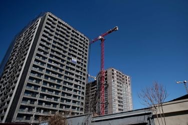 Acciones de constructoras e inmobiliarias se desploman en el año, pero aún no serían una oportunidad
