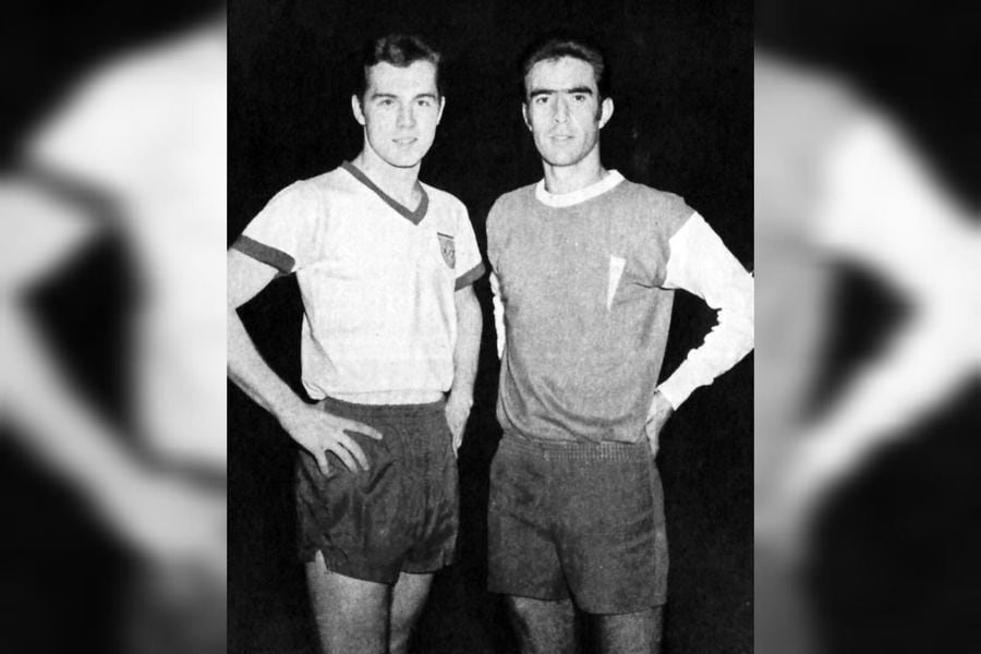Franz Beckenbauer e Ignacio Prieto posan juntos tras el triunfo 4-1 de Bayern de Múnich ante la UC, en 1966, en el estadio Nacional.