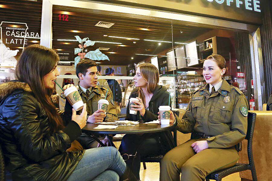 CARABINEROS-EN-STARBUCKS-COFFEE33952-(42890535)