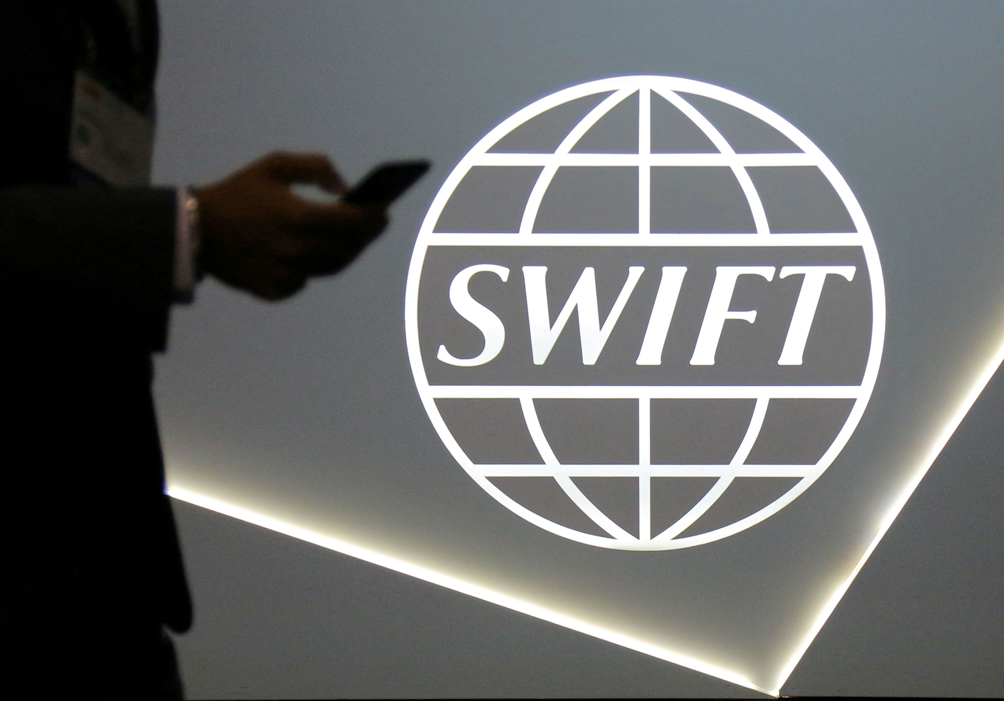 Qué es SWIFT? El sistema que Ucrania pide cortar a Rusia para desconectarlo  de la banca mundial - La Tercera