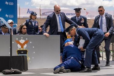 Biden se cae en el escenario durante una ceremonia de graduación de la Fuerza Aérea 