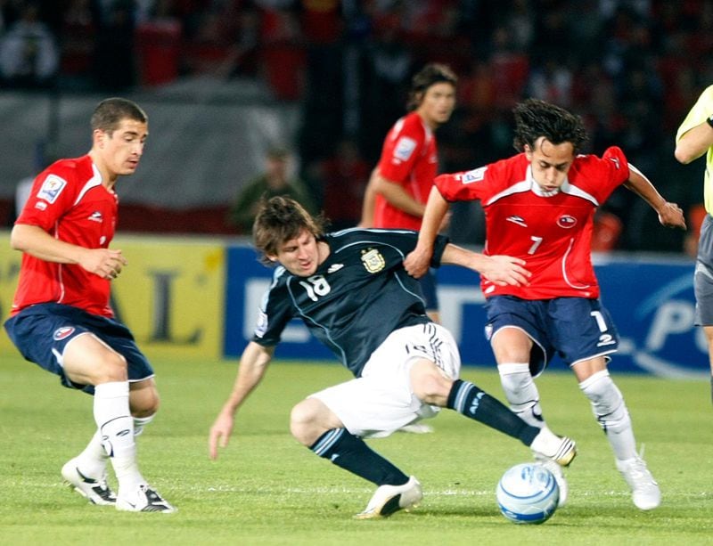Carmona observa la disputa del balón entre Lionel Messi y Fabián Orellana, en aquel triunfo 1-0 de Chile sobre Argentina por las clasificatorias a Sudáfrica 2010. Foto: Archivo Copesa.