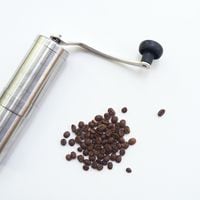 Por qué deberías moler tu café en casa (y los mejores productos para lograrlo)