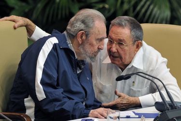 Former Cuban president Fidel Castro (L)