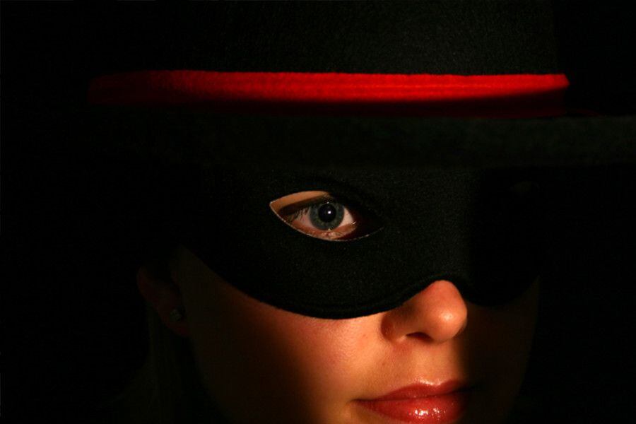 Canal CW planeja série do Zorro com protagonista feminina e