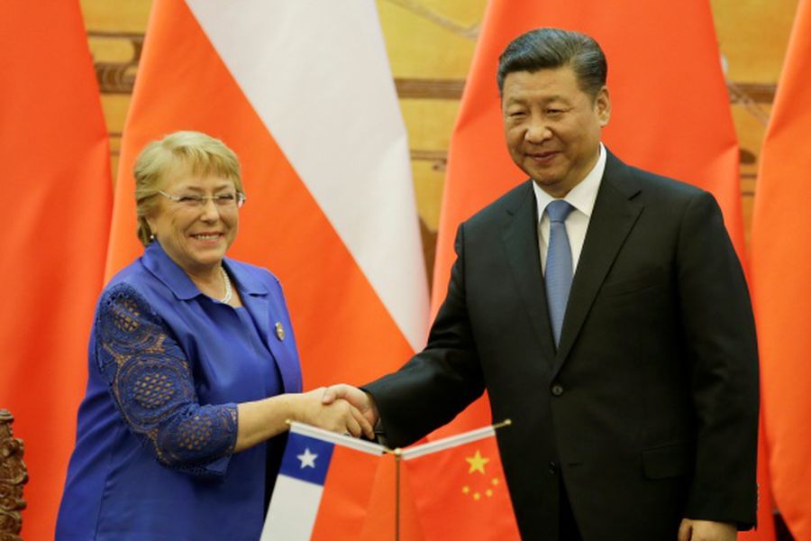 Chilean President Michelle Bachelet and Chinese President Xi Jinping attend a signing ceremony in Beijing