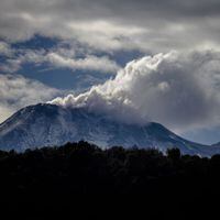 Autoridades advierten de alta probabilidad de evento eruptivo en Volcán Nevados de Chillán