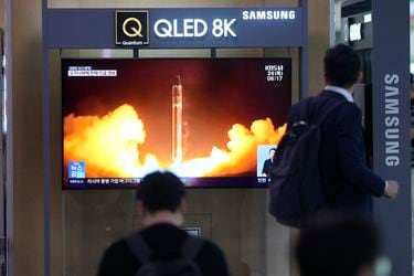 Japón dice que se presume que satélite norcoreano que sobrevoló su espacio aéreo “se separó en varias partes”