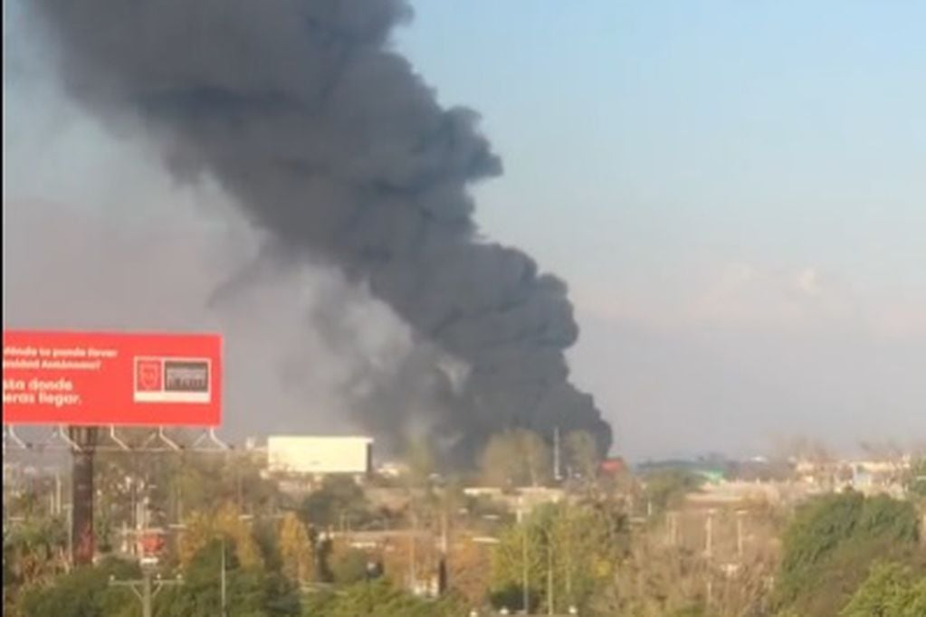 La humareda generada por el incendio en fábrica de Maipú se podía ver a varios kilómetros. Foto: captura video Twitter.
