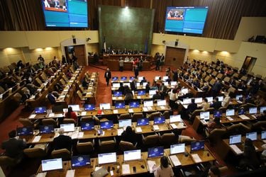 Sesión de la Cámara de Diputados en la que se discute acusación constitucional en contra del ministro de Educación, Marco Antonio Ávila. Foto: Manuel Lema Olguín / Agencia Uno.