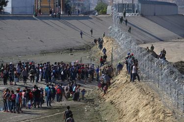 Grupo de migrantes centroamericanos intentan cruzar la frontera entre Estados Unidos y México