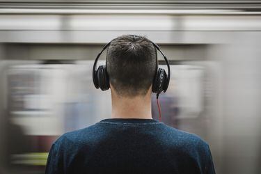 Cuál suena mejor y cuesta menos: la guerra del audio hi-fi entre Spotify, YouTube Music, Tidal y Apple Music