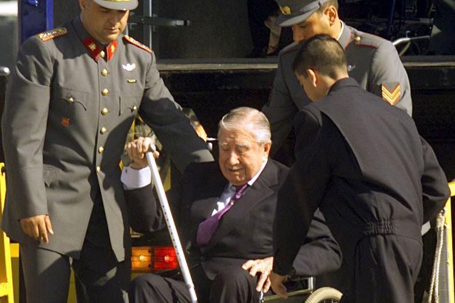El 3 de marzo de 2000, Pinochet aterrizó en santiago.